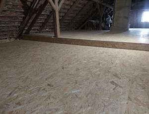 Zateplení stropu rodinného domu pomocí foukané izolace